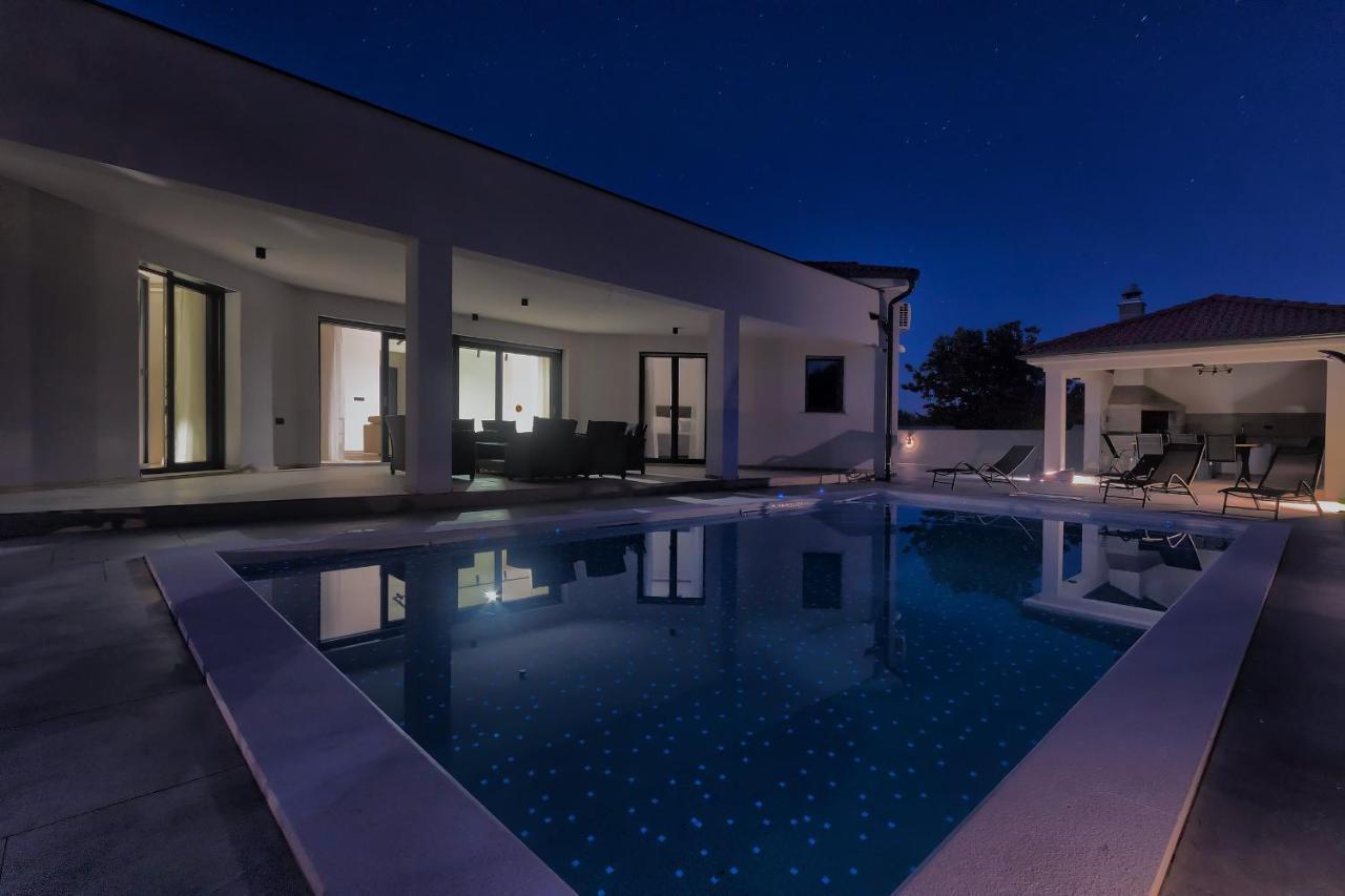 Villa Speranza With Illuminated Pool Pula Exterior photo