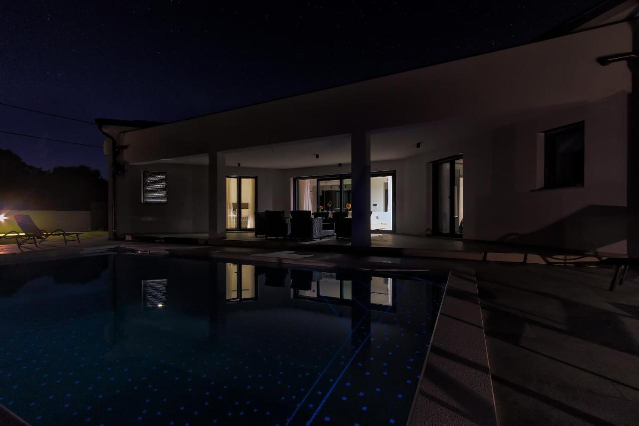 Villa Speranza With Illuminated Pool Pula Exterior photo