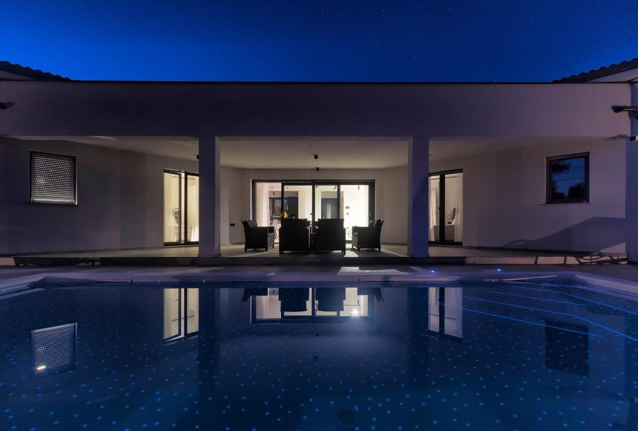 Villa Speranza With Illuminated Pool Pula Exterior photo